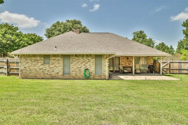 Building Photo - Beautiful Home on Mature Tree'd Lot  in We...