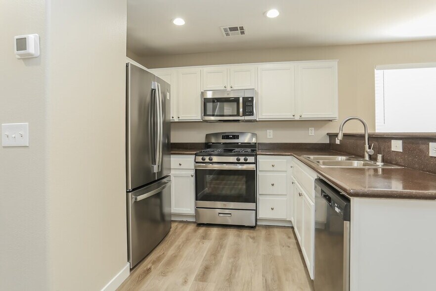 Building Photo - 8325 New Leaf Ave