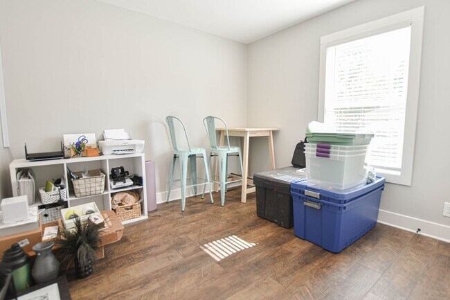 Building Photo - Pet Friendly Three Bedroom!