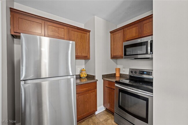 Building Photo - 3595 Glencairn Rd