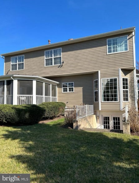 Building Photo - 2 Palace Ln