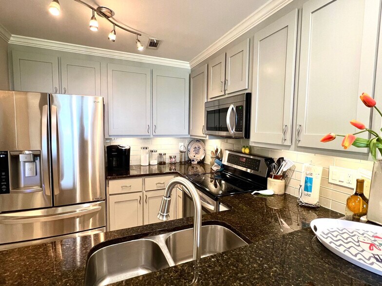 Building Photo - 2112 Landfall Way