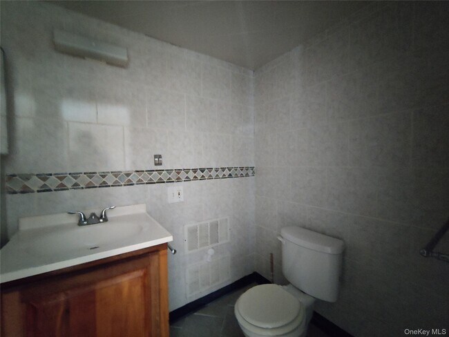 Building Photo - 136 Stringham Rd