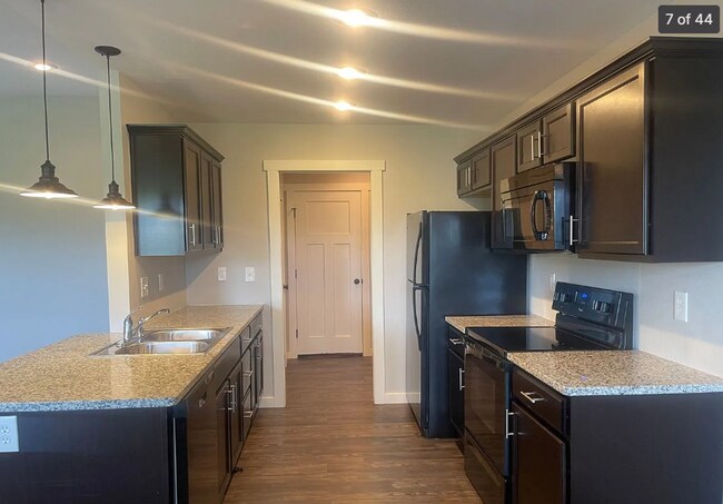 Building Photo - 3 Bedroom 2 Bathroom 2 CAR GARAGE