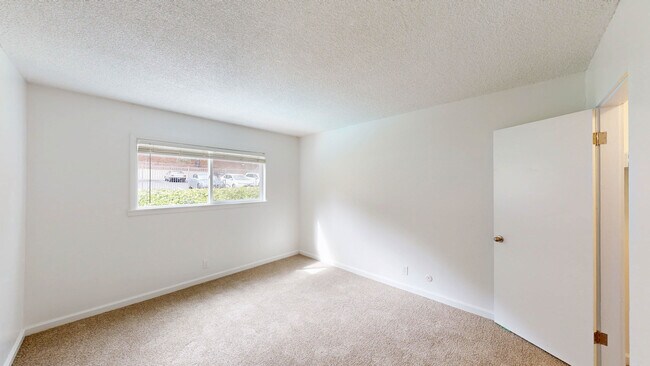 Building Photo - 1827 Lincoln Ave