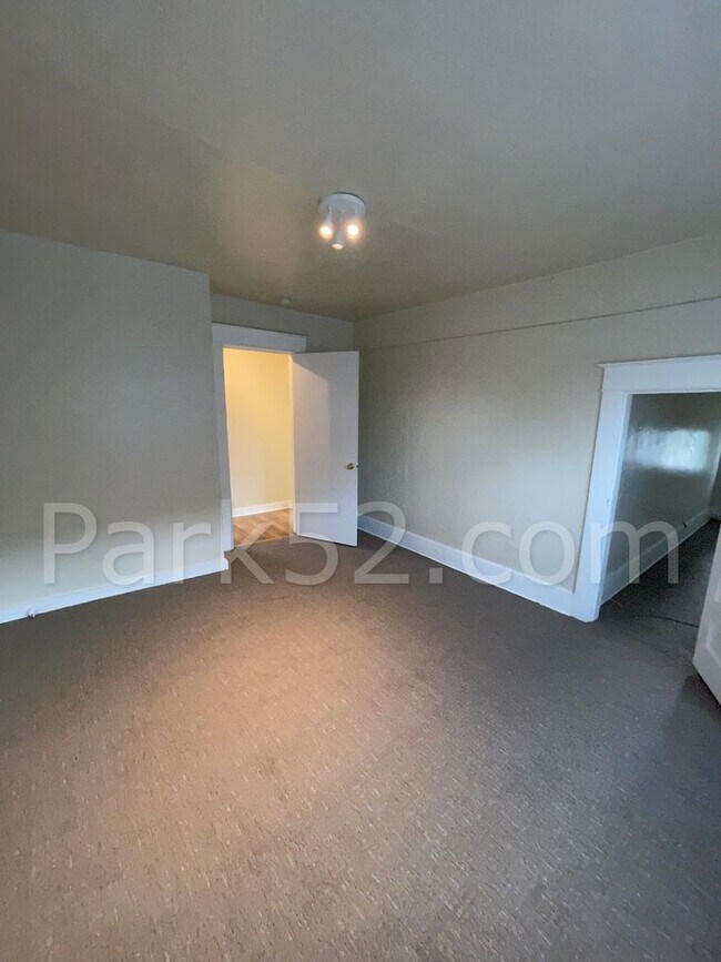 Building Photo - 2 Bedroom Tacoma Duplex