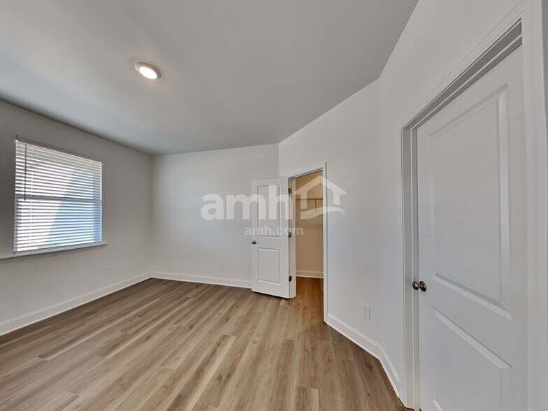 Building Photo - 104 Punderson Dr