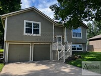 Building Photo - Northland Split Level All Electric!