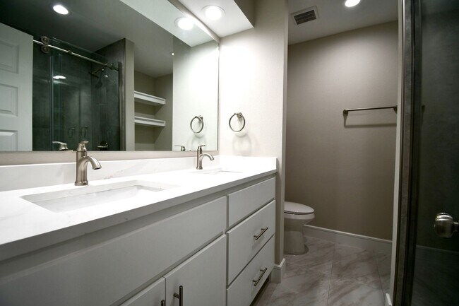 Building Photo - Beautifully remodeled 4 bedroom, 3 Bath