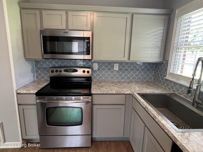 Building Photo - 2307 Medford Ln