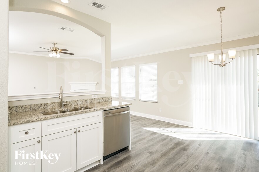 Building Photo - 101 Sycamore Cir