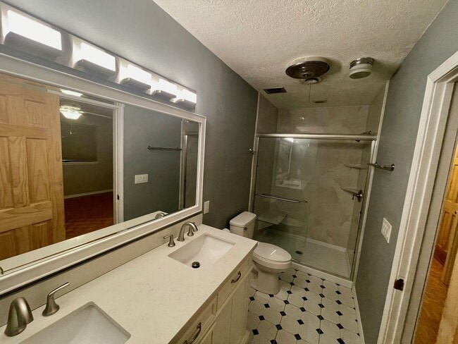 Building Photo - REMODELED HOME ON A QUIET STREET JUST ONE MILE WEST OF OU CAMPUS!