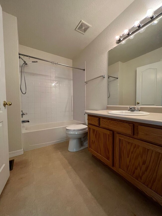 Building Photo - Charming 2 Bed/1.5 Townhome in Fabulous Longmont Location!