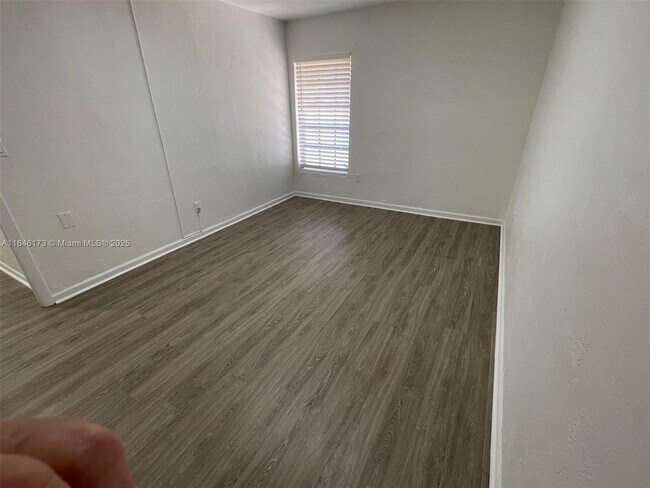 Building Photo - 10905 N Kendall Dr