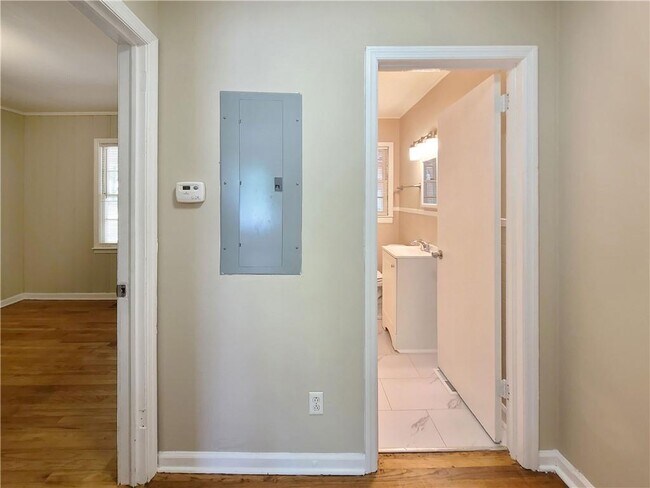 Building Photo - 3225 Forrest Hills Dr SW