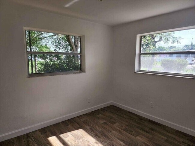 Building Photo - 117 SW 7th Ave