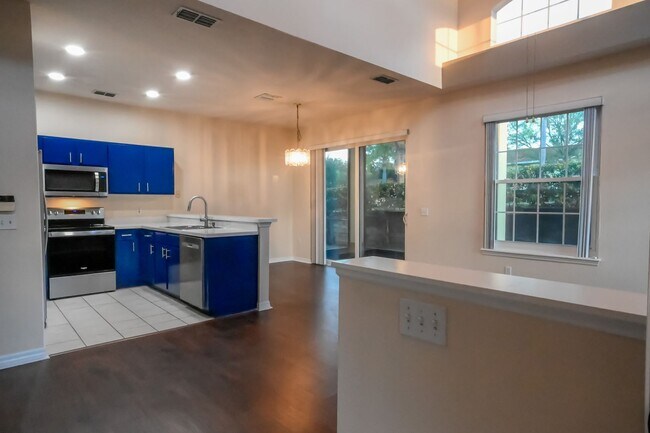 Building Photo - ~4/3~Monroe Circle~Woodwind Bay~Beautiful Town Home!