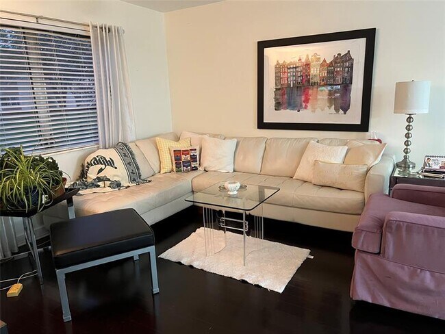 Building Photo - 1950 N Andrews Ave