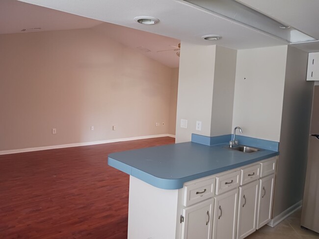 Building Photo - 3 Bedroom 2 Bath Single Family Home w/ Wat...