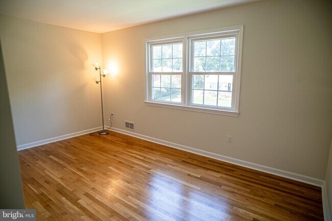 Building Photo - 5012 Larno Dr