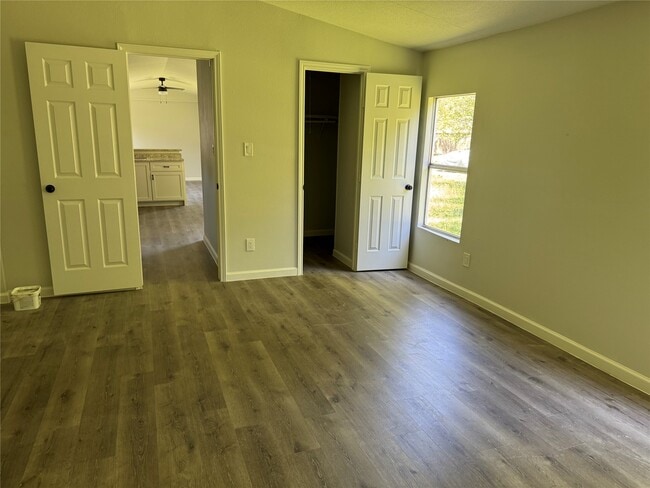 Building Photo - 1915 W Sealy St