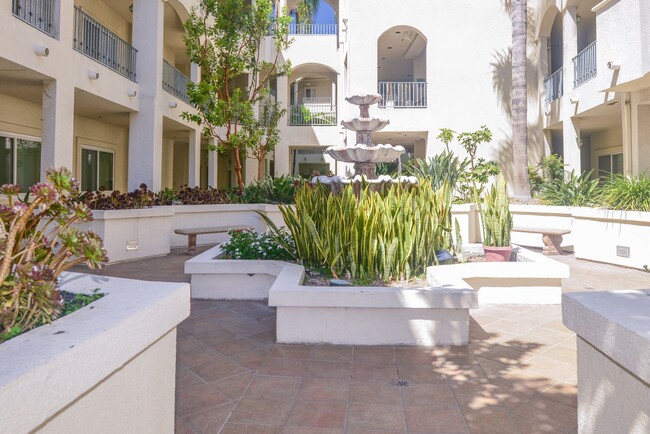 Building Photo - Spectacular, large 2 bed 2 bath condo in d...