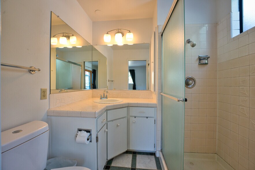 Building Photo - 945 Midpine Way