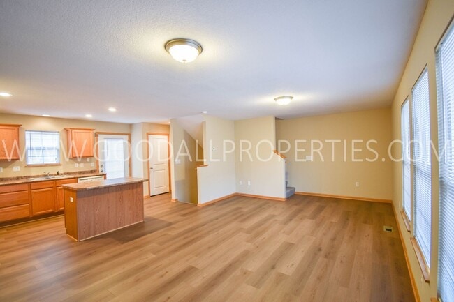 Building Photo - Spring special! 2-Bedroom, 2.5-Bath Townhome in Urbandale with 2-Car Attached Garage