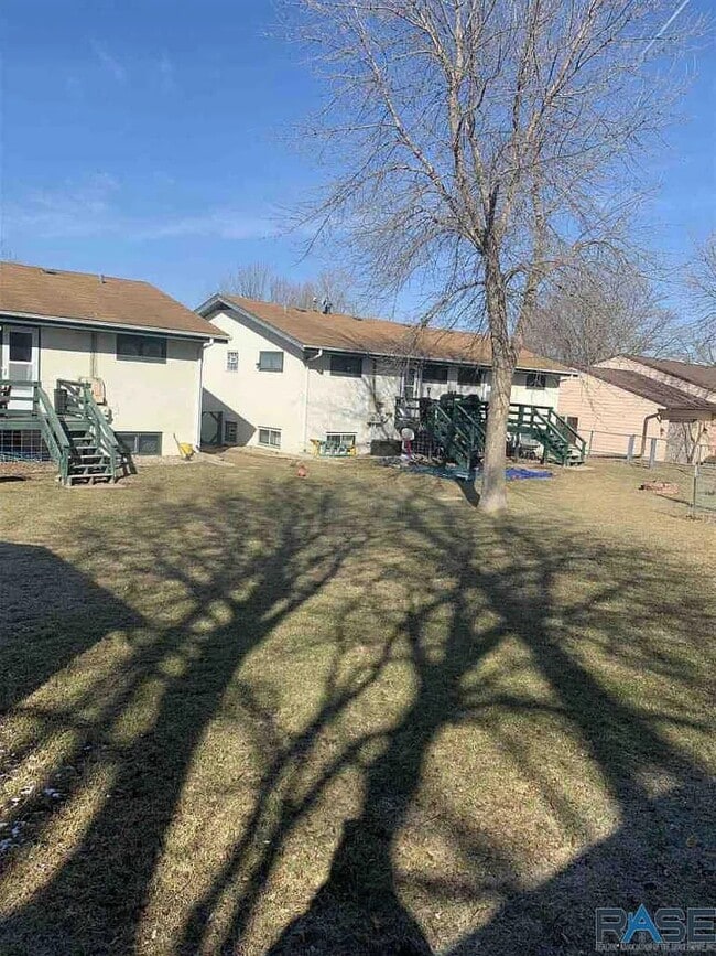 Building Photo - 1110 S Blaine Ave