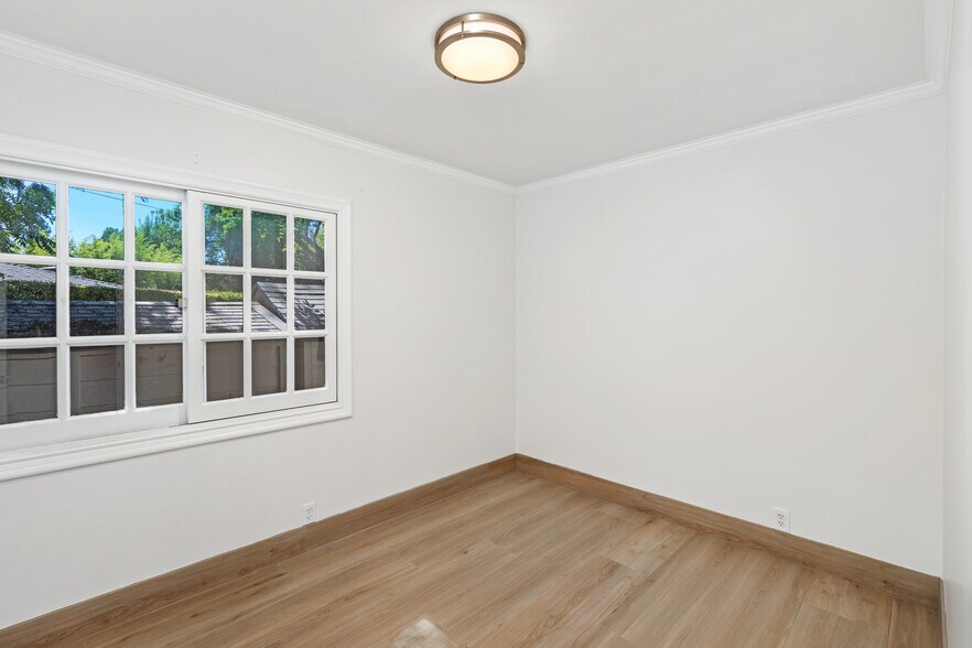 Building Photo - 8757 Encino Ave