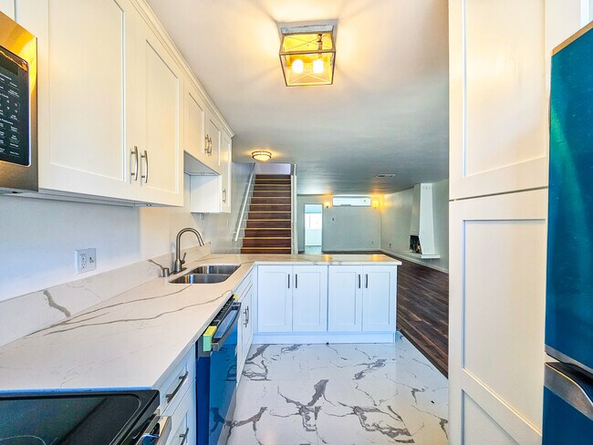 Building Photo - 418 S Palm Dr