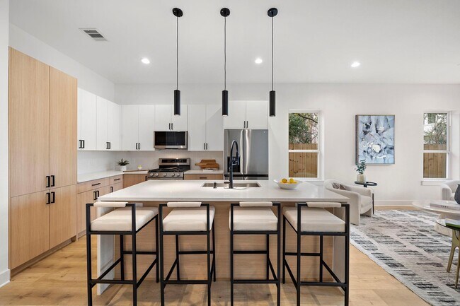 Building Photo - 309 E 43rd St