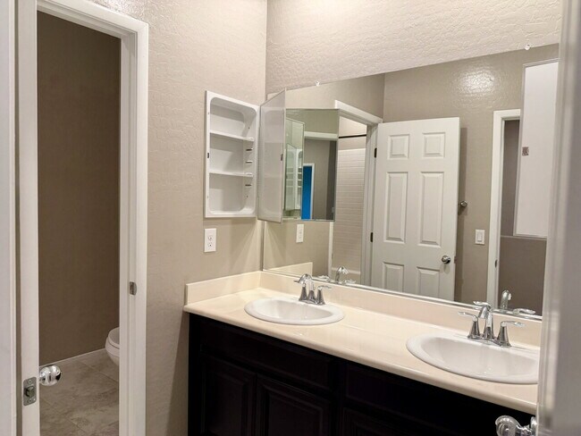 Building Photo - 3 BED 3 BATH 2 CAR GARAGE TOWNHOUSE W/ PRIVATE YARD, LOFT & BEDROOM DOWNSTAIRS IN GATED COMMUNITY...