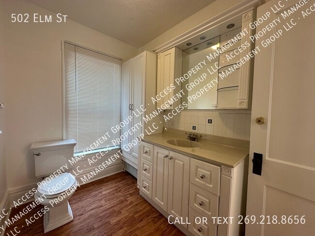 Building Photo - 502 Elm St