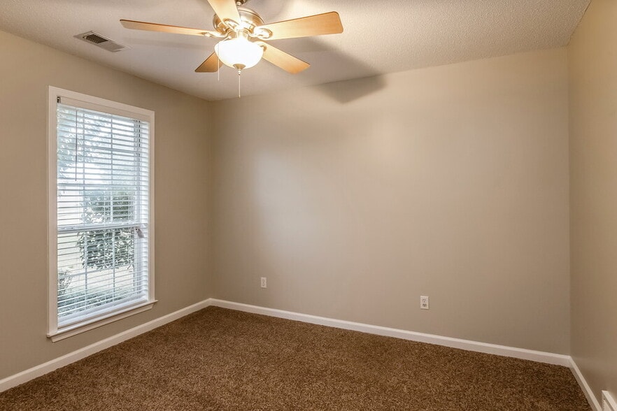 Building Photo - 9893 Farmyard Dr