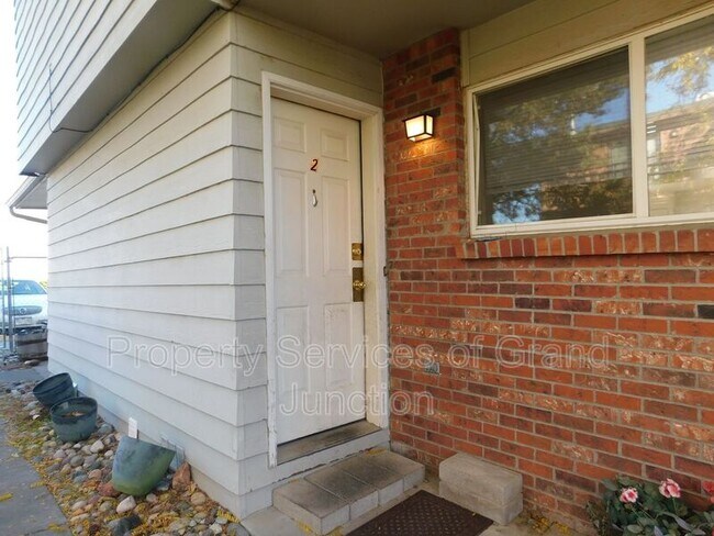 Building Photo - 553 Garfield Dr