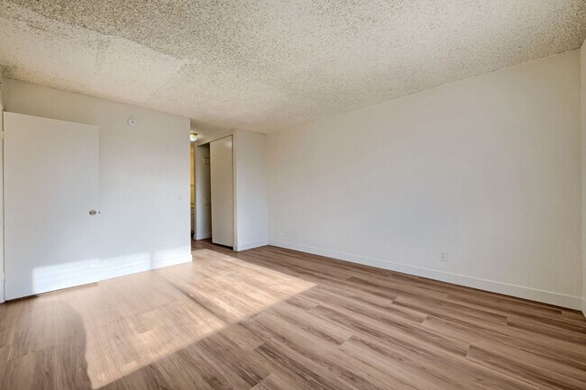 Building Photo - 1405 Vegas Valley Dr