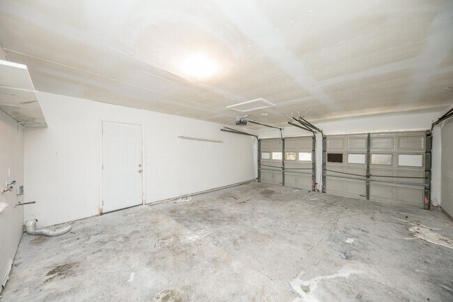 Building Photo - 6835 Castleview Ln