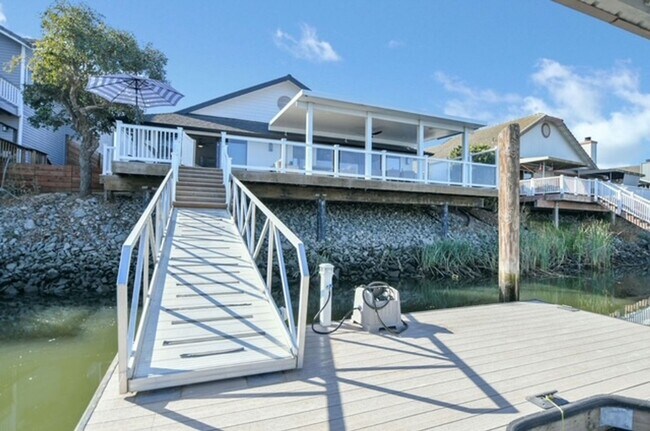 Building Photo - Beautiful Waterfront Single Story Home