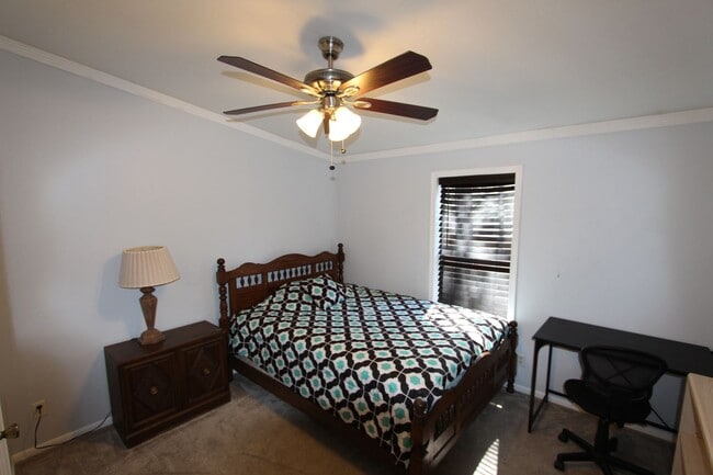 Building Photo - 5-Bedroom Home located in Railroad Springs