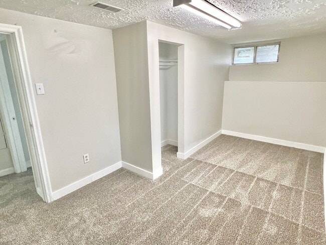Building Photo - 30 S 400 E