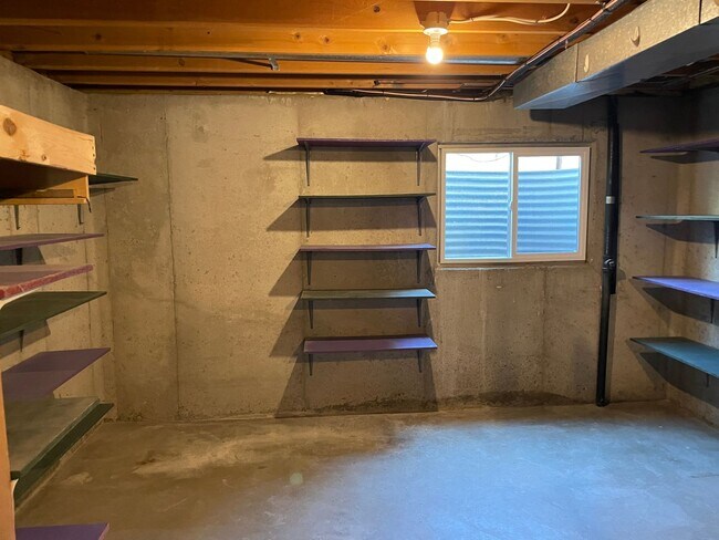 Building Photo - 2 Bedroom, 1.5 Bathroom Twin Home in West ...