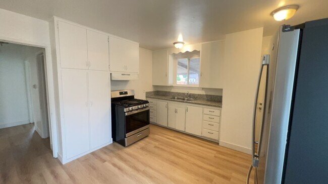 Building Photo - Charming Home in the well-established Riverside neighborhood!