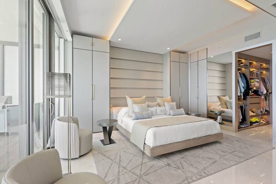 Building Photo - 18975 Collins Ave