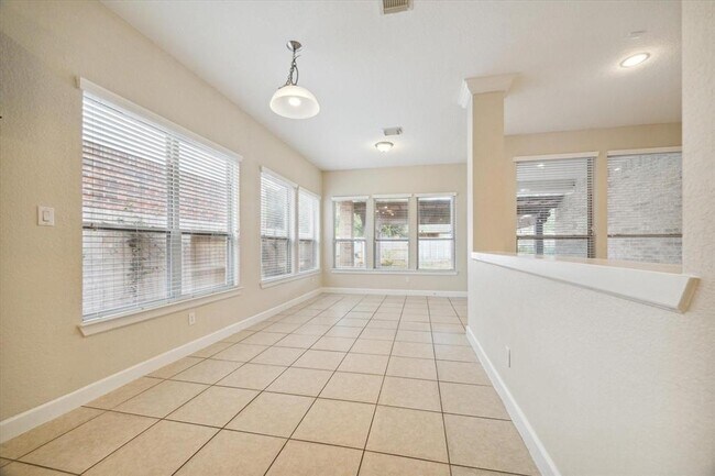 Building Photo - 910 Floriencia St