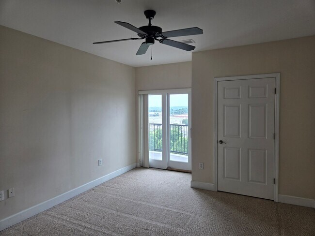 Building Photo - 2 bedroom 2 bathroom Luxury Condo