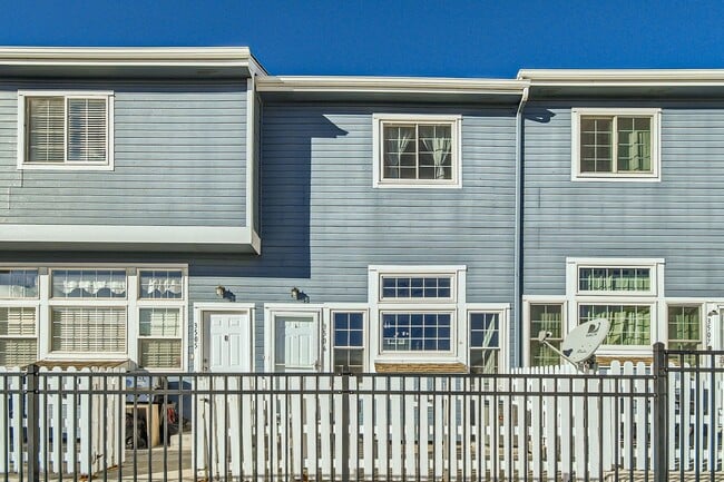 Building Photo - Modern 2-Bed Townhouse with Private En-Suites, Parking for 3 Cars  & Community Amenities