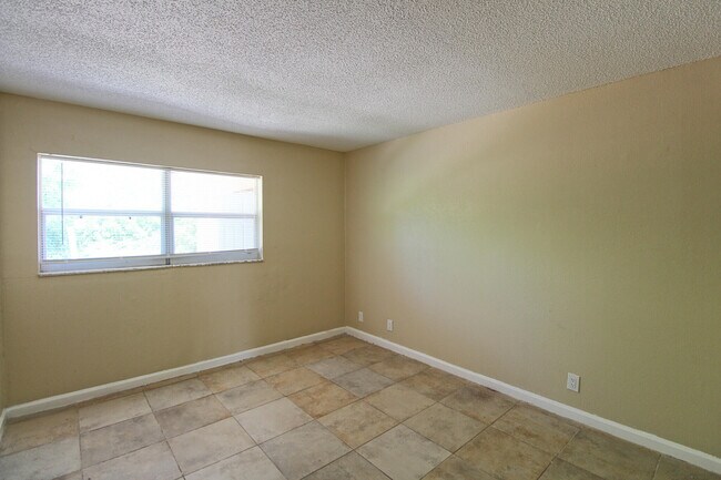 Building Photo - 1045 Miami Blvd