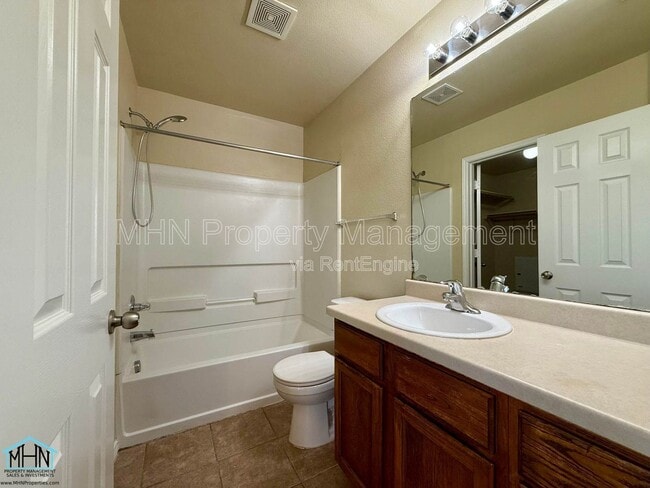 Building Photo - 5807 Golf Bend