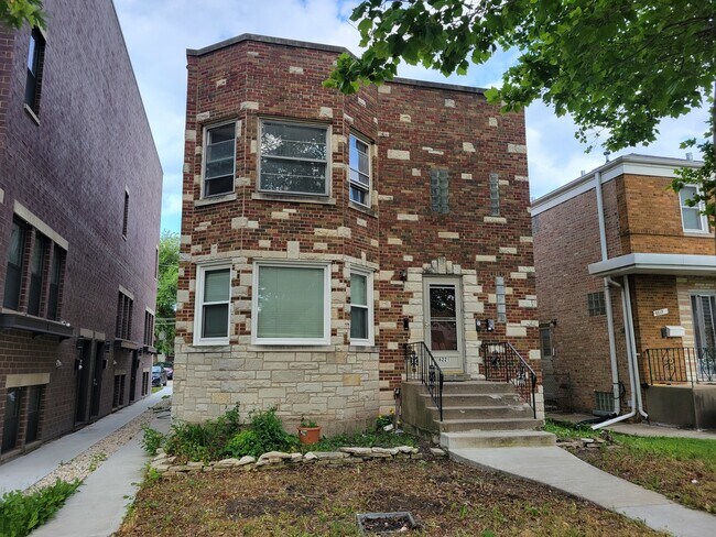 Primary Photo - 6221 N Albany Ave